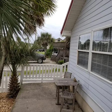 Beach Cottage - family and pet friendly, beach access less than 100ft away