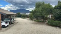 Mountain Creek Motel Bar & Restaurant - parking