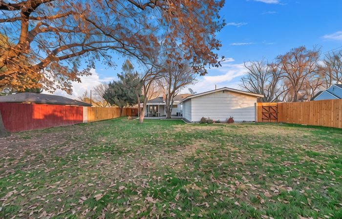 MidCentury Modern 3BR 2BA + Hot Tub in College District