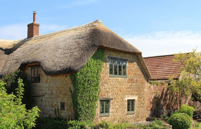 Courtyard Cottage Luxury Thatched Home Sleeps 4  (Pet Friendly) Near Gastro Pub