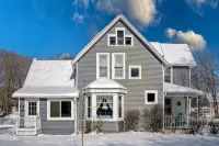 Williams Bay Lake House-1 Block to Geneva Lake - 2-Star