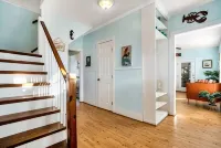 4Br 2.Blks to Beach! Large Decks for Sun&Shade. Easy Walk to Beach & Restaurants - 2-نجوم