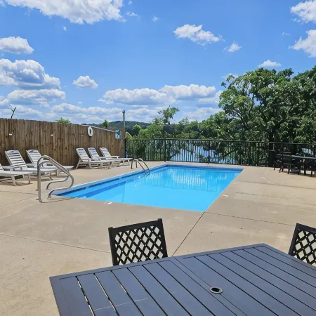 Lakeview Penthouse, Amazing Views—3BR/2BA Relax in Branson Condo, Indian Point