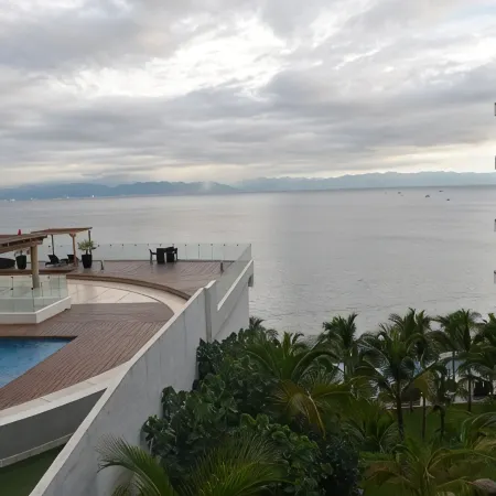 Beautiful Beach front Condo with pool and Espectacular ocean views