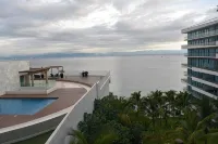 Beautiful Beach front Condo with pool and Espectacular ocean views