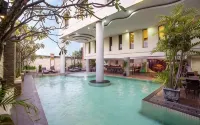 Ros-in Hotel - piscina