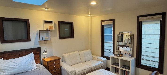 Perfect location! Downtown Beach & Ski Pad w/hot tub in the heart of Sandpoint. Hotels in Sandpoint