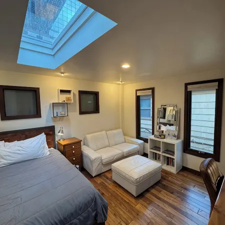 Perfect location! Downtown Beach & Ski Pad w/hot tub in the heart of Sandpoint. Отели в г. Сандпойнт