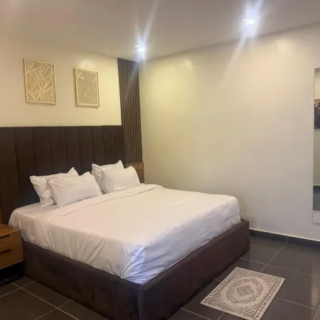 C & C Luxury Suites