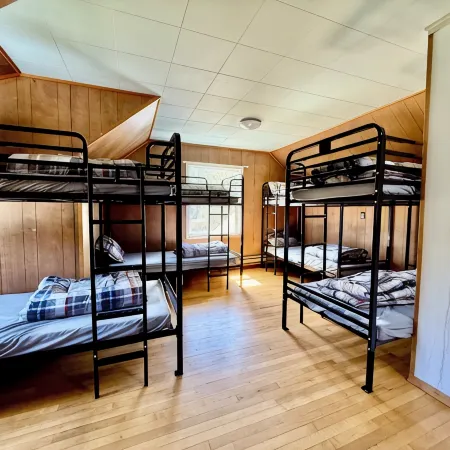 Cozy retreat on 3 acres near Lost Creek Lake. Pet Friendly
