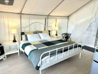 Lakefront Glamping Tent w/ensuite bathroom, King Bed, Fabulous View, near Acadia - Feriehus