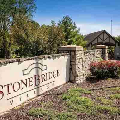 Welcome to this charming 2-bedroom condo located 5 mins from Silver Dollar City! Hotel Exterior