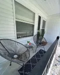 Charming 2-bedroom cottage with lake and beach access and large yard. - 3 tähden
