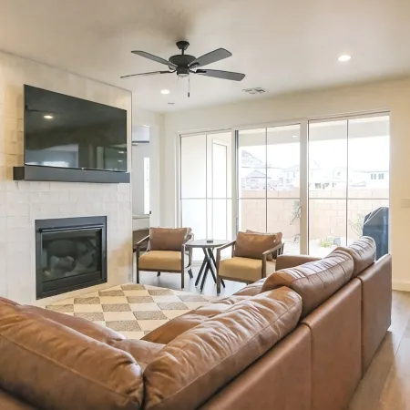 Spacious 5-bedroom townhome with WiFi and AC in Pleasant Washington- sleeps 17!