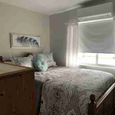 Fully appointed 2 bedroom carriage house in beautiful Penticton! Winter Rates! Rooms
