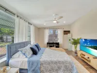 2 Kitchens + Pool + Ping-Pong + Corn Hole + BBQ + Next to Venice Downtown Hotels in Venice Gardens