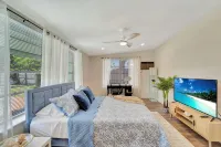2 Kitchens + Pool + Ping-Pong + Corn Hole + BBQ + Next to Venice Downtown -  Habitaciones en casas particulares