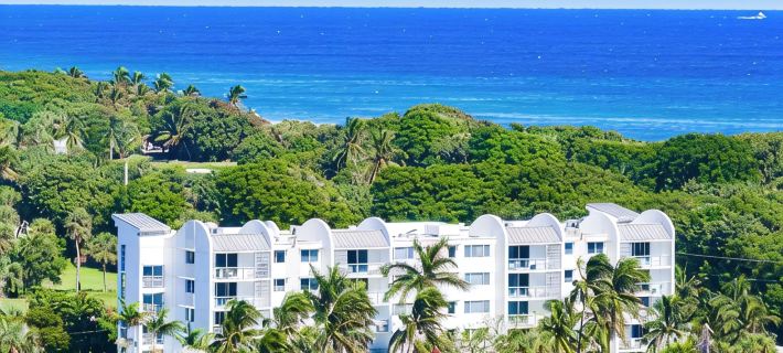 Modern 2BR/2BA with Balcony- Directly Across from the Beach Ξενοδοχεία στην πόλη Boca Raton