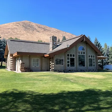Luxurious Log Home Retreat