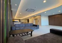 Coastline Hotel - parkir