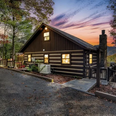 Romantic Modern Cabin w/Mountain Views, Hot Tub, Pet-Friendly & EV Charger Отели в г. Черри Лог