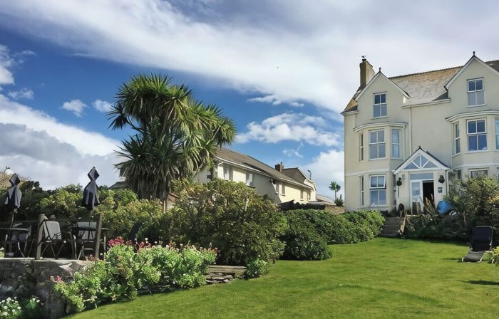 Sea views just yards from restaurants, pubs & shops. Sleeps 16-18, 8 x en-suite.