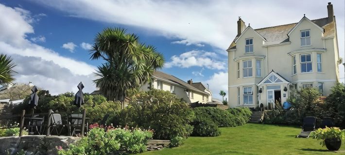 Sea views just yards from restaurants, pubs & shops. Sleeps 16-18, 8 x en-suite. Hotels in Tintagel