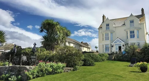 Sea views just yards from restaurants, pubs & shops. Sleeps 16-18, 8 x en-suite. - 4-Star