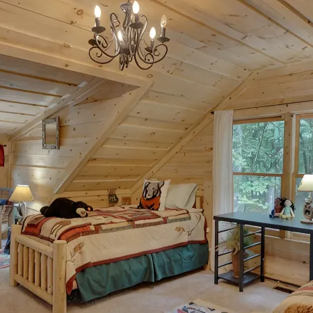 Cozy Cabin with ADA accessible, golfing, hiking,, beach, tennis, and more!