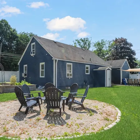 4Br Near Downtown Bristol w/ Yard & Parking