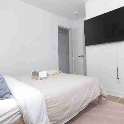 Luxury Modern Townhouse Six Minutes to the Falls Rooms