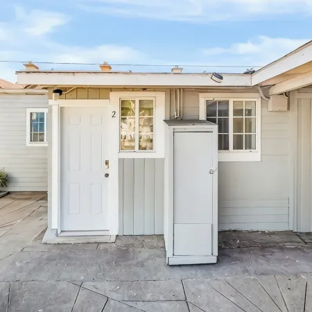 Cozy 2BR Bungalow by the beach, coffee, and dining. Walking Score 10/10