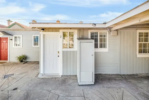 Cozy 2BR Bungalow by the beach, coffee, and dining. Walking Score 10/10