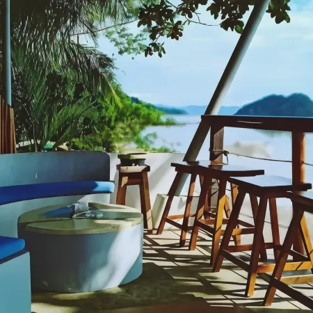 Outpost Beach Hostel - Adults Only