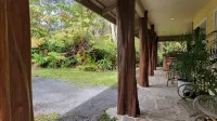 Rainforest Retreat w/Outdoor Fireplace & Hot Tub - Boutique