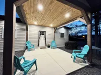 J19 South • Direct Trail Access  • King Suite • in Town • Fast WiFi • Sleeps 7