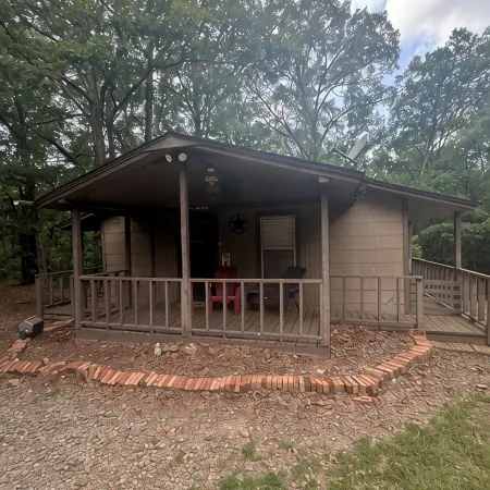 Cozy 2-bedroom cabin with WiFi, AC in charming Murfreesboro on Lake Greeson.