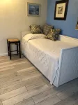 Cozy bungalow in charming Bay Point subdivision 2 minutes to Nokomis beach. - WiFi