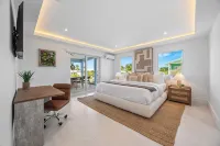 Grand Blue Resort/4 Bed Rooms/ 120' Dock/ Htd Pool/ Game Room/ Mini Golf/BBQ - 4-Star
