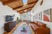Designer retreat home near Stanford! Luxury, Gym, Peloton, office,Backyard,BBQ
