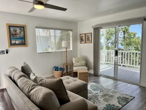 Afforable & quaint upstairs 2Bedroom 1Bath apartment with lanai and Ocean views - 2-Star