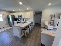 Simply Charming Nest-Nearly brand new, central, super clean, well appointed.