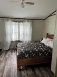 Nice little cabin at the lake. Full House. Hot tub, pet-Friendly! - Homestays