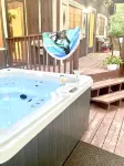 Tranquil Chalet Retreat, Short Walk to Lake & Pool - con encanto