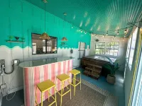 Spacious 4-bedroom house with Make-up bar, WiFi, Games, Hot-tub, & pool
