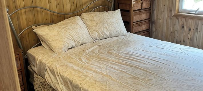 Cozy 2 bed rooms with bunkie cottage. 20 mins way from tobermory. Hotels in Bruce County