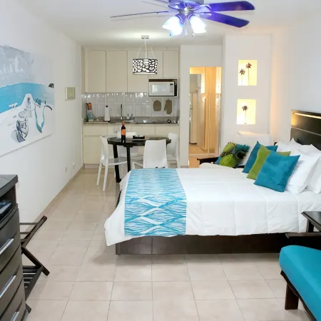 LUXURIOUS CABANA - BEST LOCATION - STEPS TO THE BEACH , WIFI & PARKING