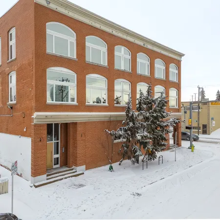 Upscale Historic Loft | TOP FLOOR | Downtown | Free Parking Отели рядом с достопримечательностью «Станция C-Train Calgary Zoo»