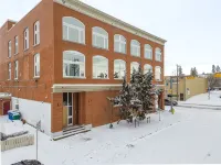 Upscale Historic Loft | TOP FLOOR | Downtown | Free Parking