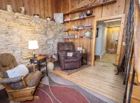 A Comfy Cozy Cottage on Clowney - Homestays